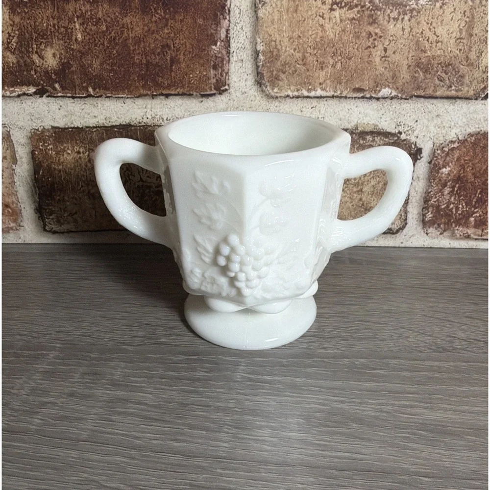 Vtg Westmoreland Milk Glass Paneled Grape Sugar‎ Bowl
